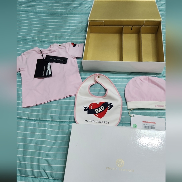 Authentic VERSACE YOUNG BABY SET 9M  WITH TAG WITH BOX - Picture 6 of 10